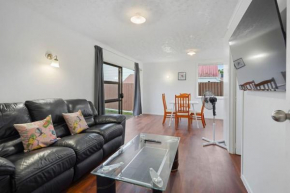 Cosy Renovated Two Bed Garden Apt - WIFI - Netflix
